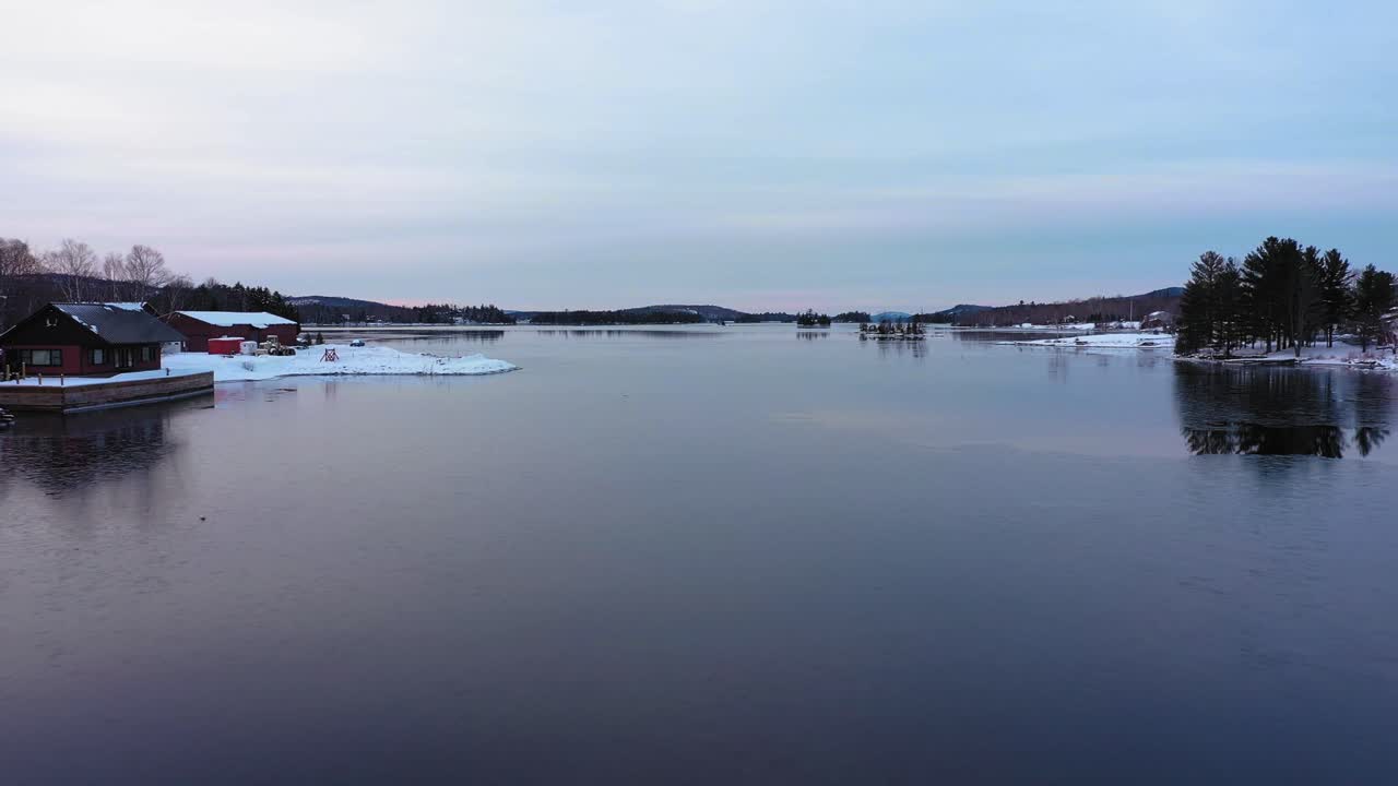 무스헤드 호수의 동쪽 만에서 얼음 어리 위를 낮게 날아다니는 공중 영상