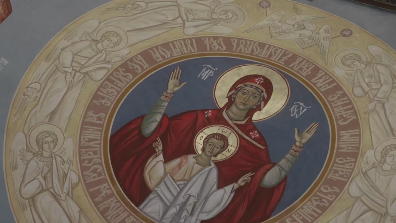 Innenansicht einer orthodoxen Kirche mit einem Gemälde der Heiligen Maria und des Heiligen Jesus