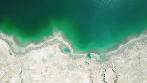 drone disparado sobre la costa del mar muerto