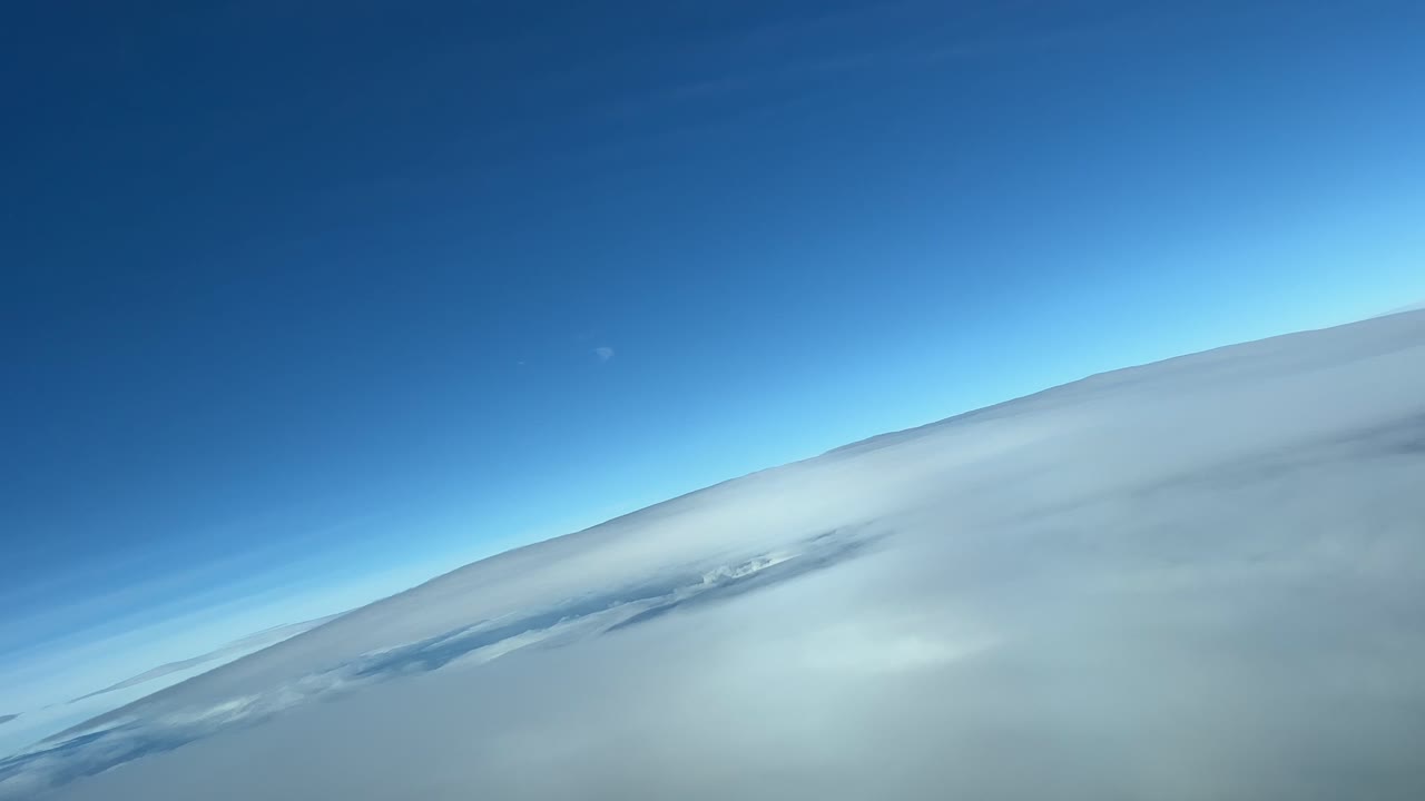 구름 위의 제트 헤일로가 보이는 우회전 중 제트 조종석의 구름 층