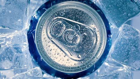 la tapa de la lata de soda de aluminio de refresco con hielo da la vuelta al círculo.