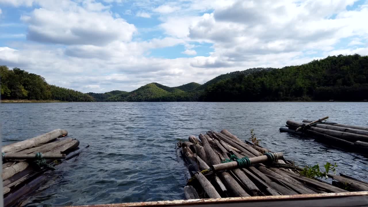 balsa de madera navegando en un maravilloso lago en tailandia durante el verano