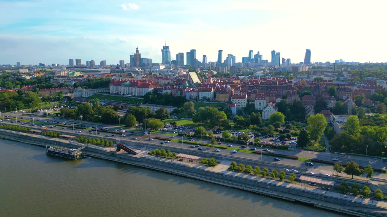 Panorama aéreo de Varsóvia, Polônia, sobre o rio Vístula, com o centro da cidade e a Cidade Velha ao longe