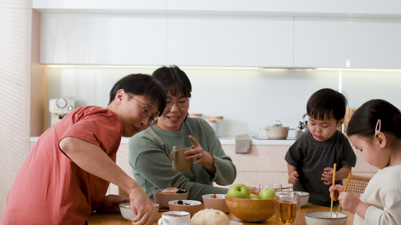 집에서 가족 저녁 식사