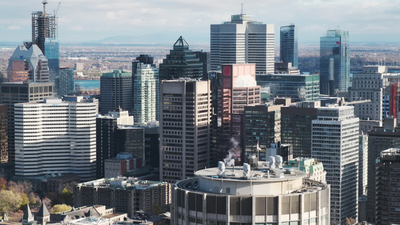 몬트리올 의 상징적 인 도시 풍경 은 은 겨울 아침 에 건설 중 인 새로운 건물 들 과 함께