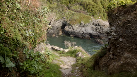 mirando hacia abajo a un viejo camino de pescadores en bessy's cove, los enys, cornwall