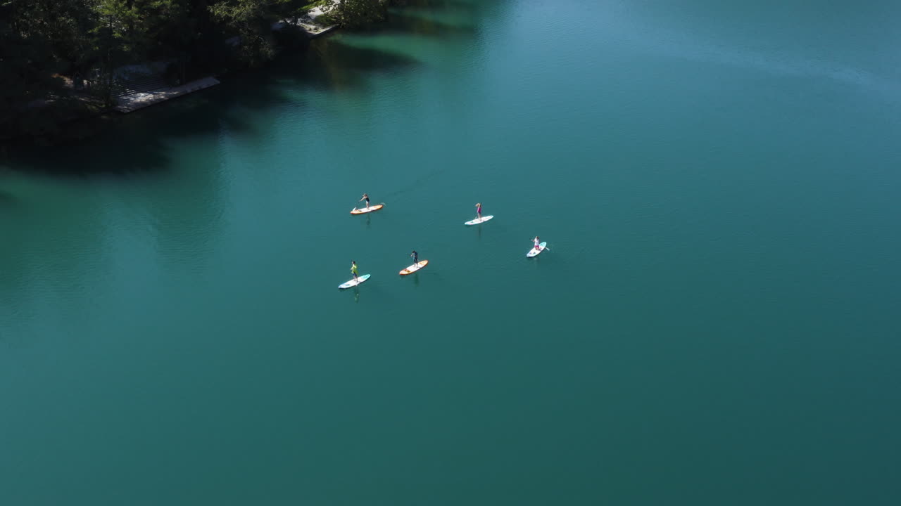 Veduta aerea di persone che praticano stand-up paddle sul Lago di Bled in Slovenia