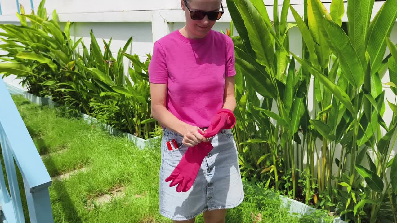 mujer jardinería, ponerse guantes