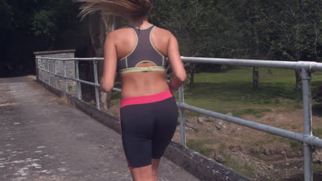 Blonde-woman-in-sportswear-running