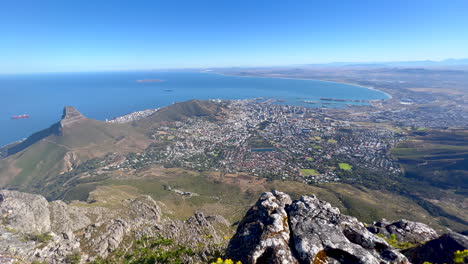 cima de la mesa del mundo montaña cape town sur de áfrica góndola impresionante vista épica de la mañana del centro de la ciudad leones cabeza caminata ejercicio de fitness exuberante primavera verano hierba flores verdes azul profundo océano pan a la izquierda