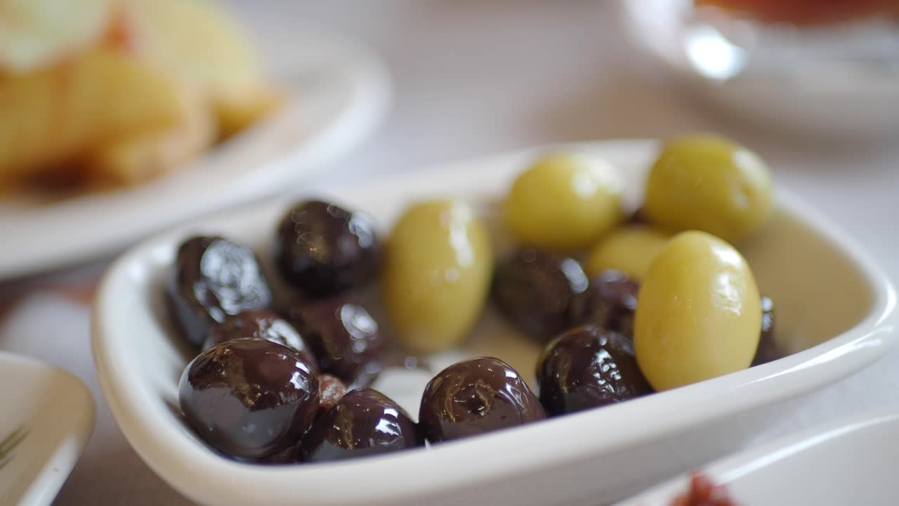 aceitunas negras y verdes en un plato