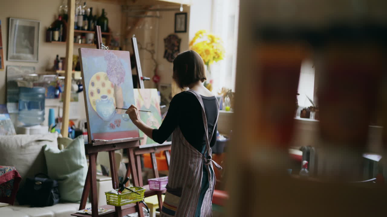 스튜디오에서 그림을 그리는 여성 예술가