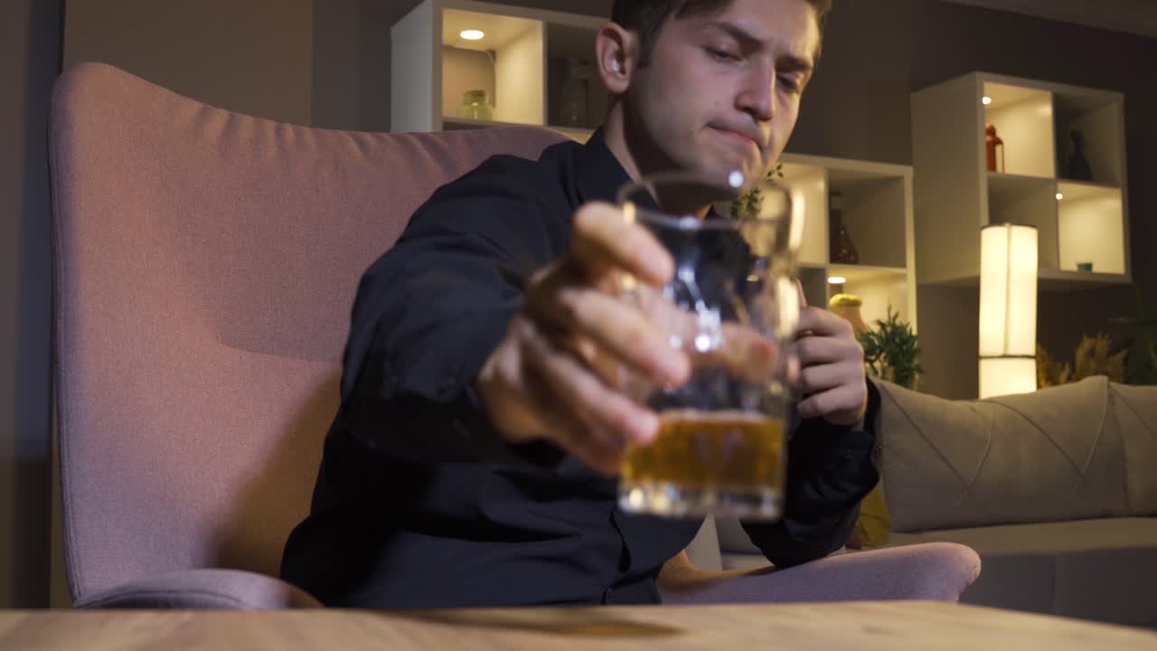 hombre estresado bebiendo alcohol, whisky.