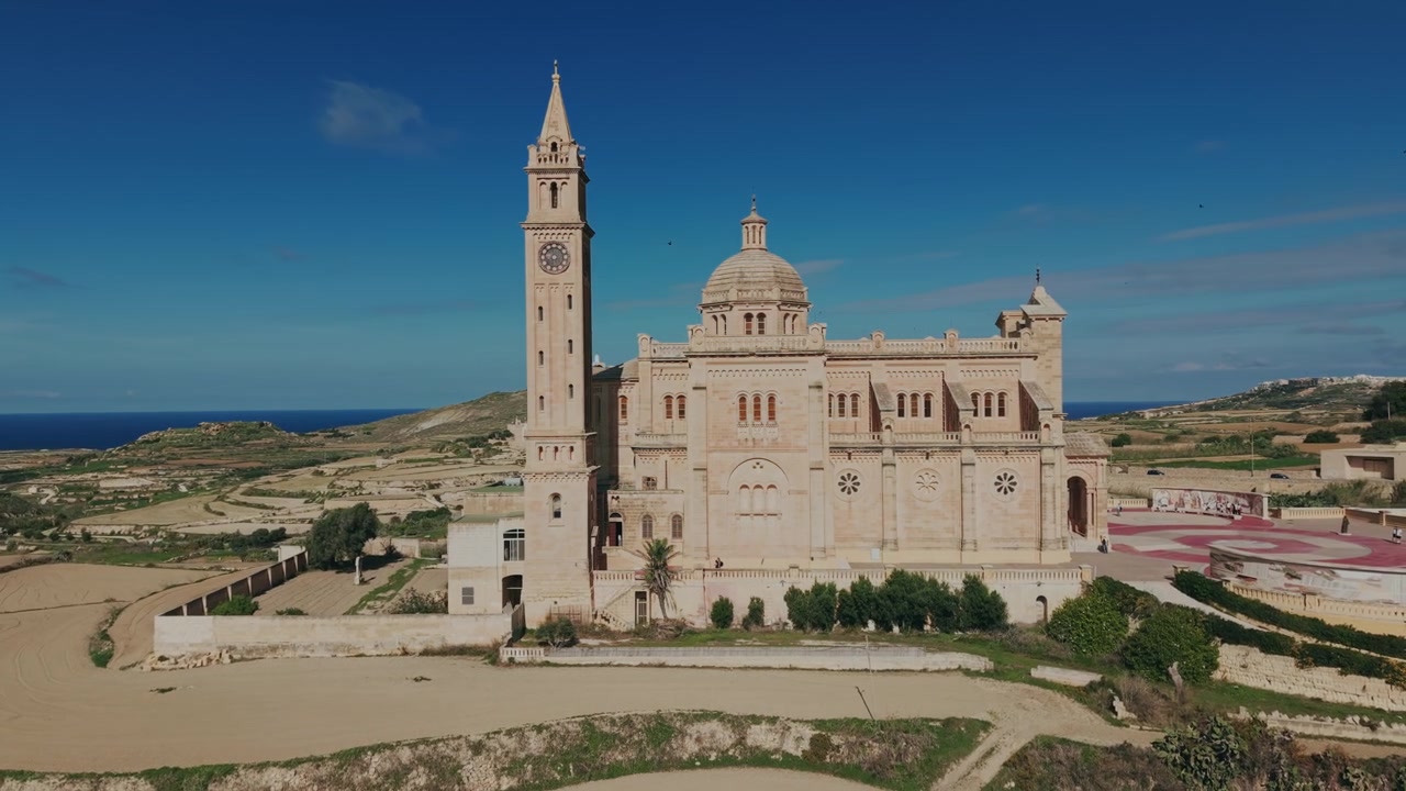Vista aerea della Basilica di Ta' Pinu, una chiesa storica a Gozo, Malta
