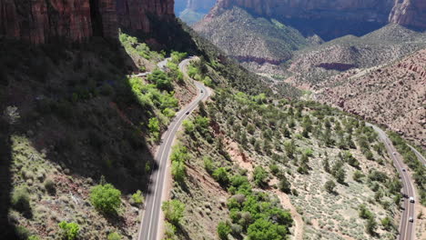 Kurvenreiche-Straße-Auf-Malerischer-Route-Im-Zion-Nationalpark,-Utah,-USA