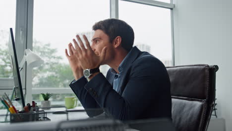hombre de negocios enojado hablando con la computadora en el lugar de trabajo. gerente de oficina molesto gritando