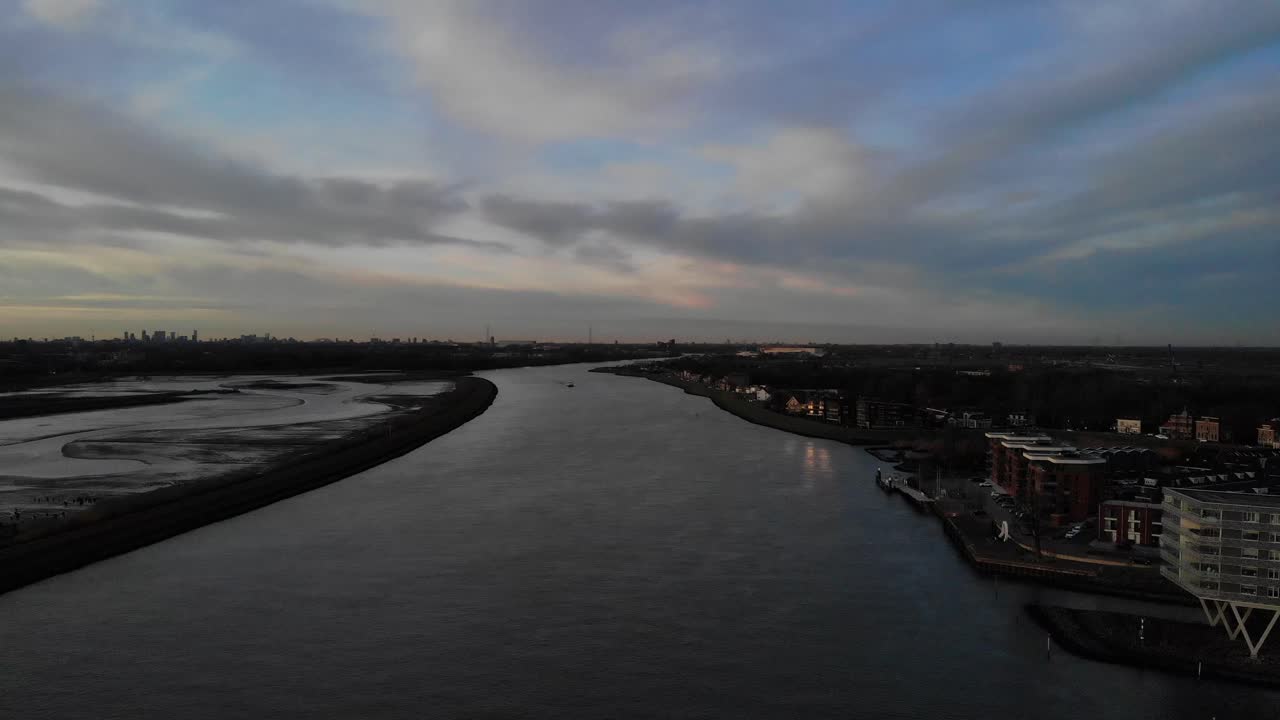 저녁에 노드 강 연안의 건물을 지나 날아다니는