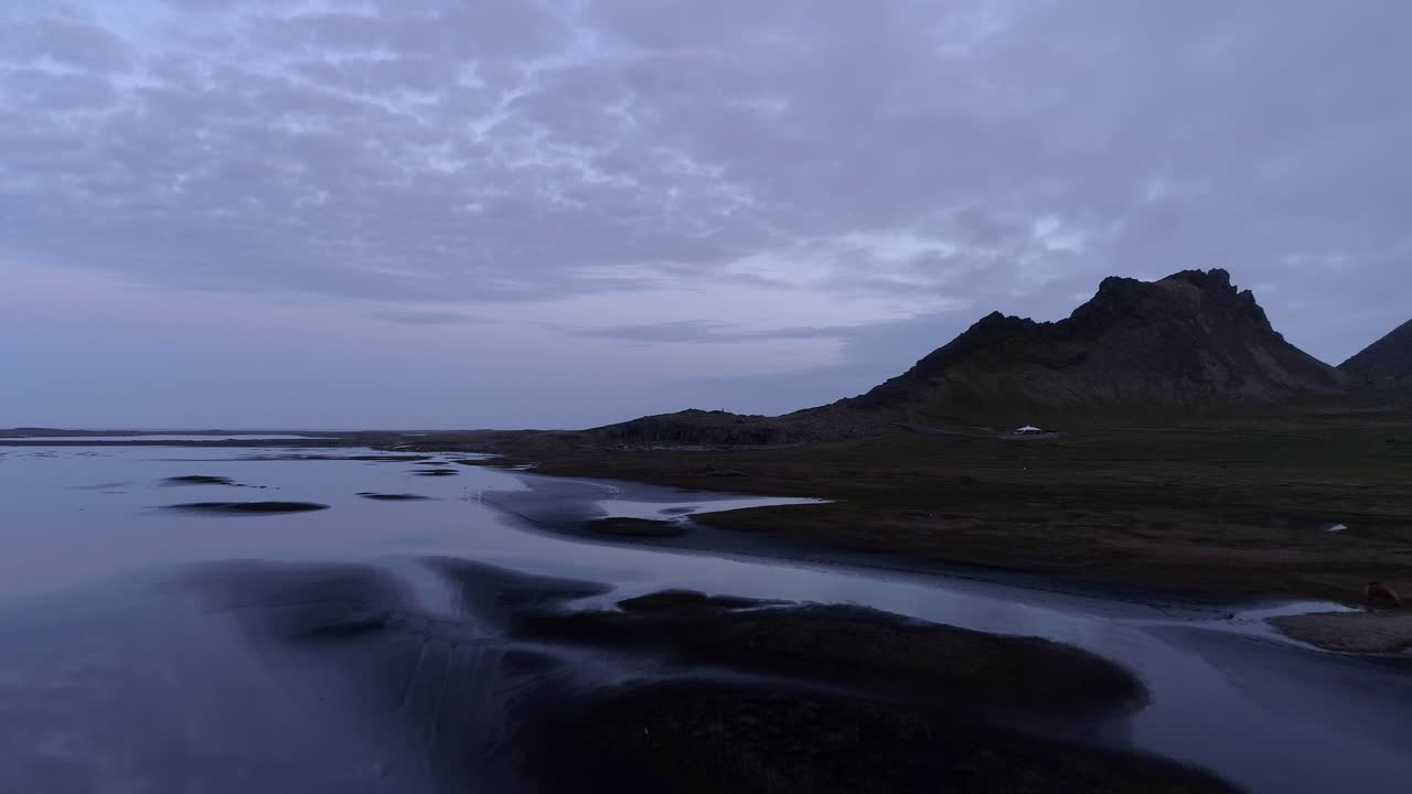 paisaje montañoso islandés al amanecer o al anochecer