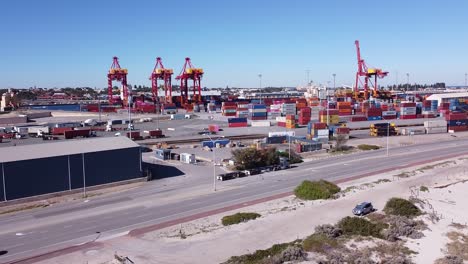 vracht en voertuigen in beweging in fremantle port, west-australië