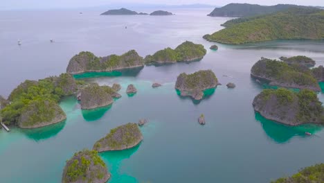 drohnenaufnahmen, die über eine blaue tropische lagune in indonesien fliegen