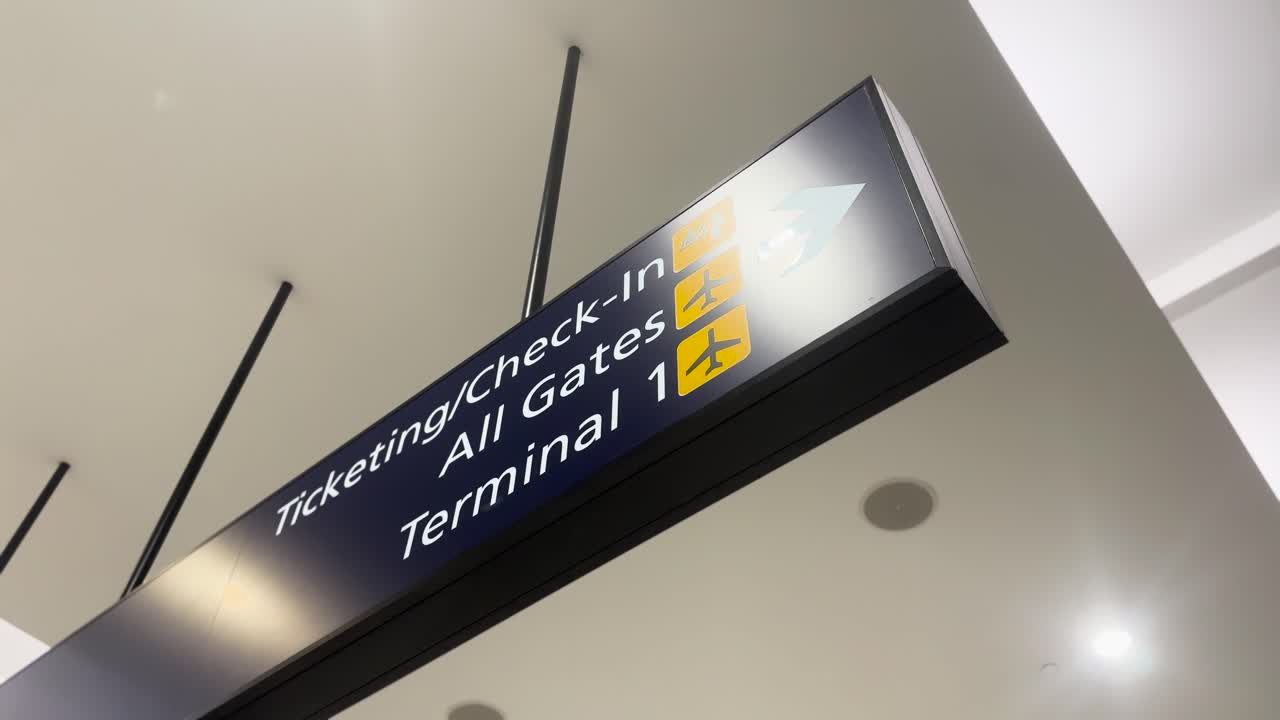 수하물 수령 및 방향을 위한 공항 표지판