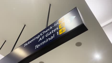 Airport-Signs-for-Baggage-Claim-and-Direction