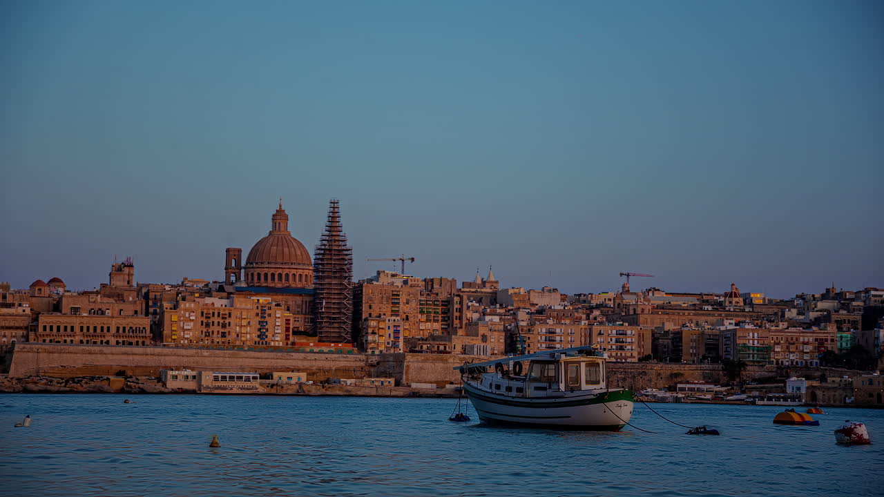 mirando a través del puerto en la histórica valletta, malta en el crepúsculo - lapso de tiempo