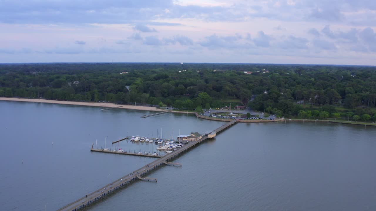 acercamiento aéreo hacia el muelle de fairhope en alabama