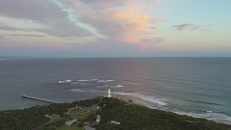 Vista-Aérea-Del-Faro-En-Point-Londsdale-A-última-Hora-De-La-Tarde