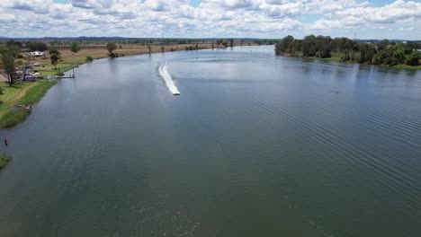 Lancha-Navegando-Rápido-Por-El-Río-Clarence,-Compitiendo-En-Un-Evento-De-Regatas-En-Grafton,-Nueva-Gales-Del-Sur,-Australia