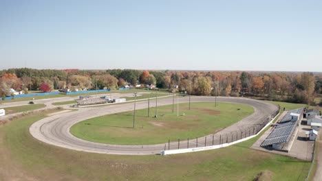 Whittemore-Small-Track-Car-Racing-Speedway-In-Whittmore,-Michigan,-Mit-Drohnenvideo,-Das-Sich-Nach-Oben-Bewegt