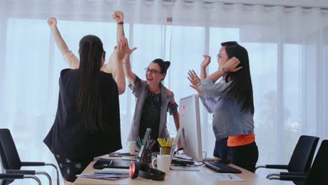 gente de negocios exitosa celebrando el éxito del proyecto en la oficina.