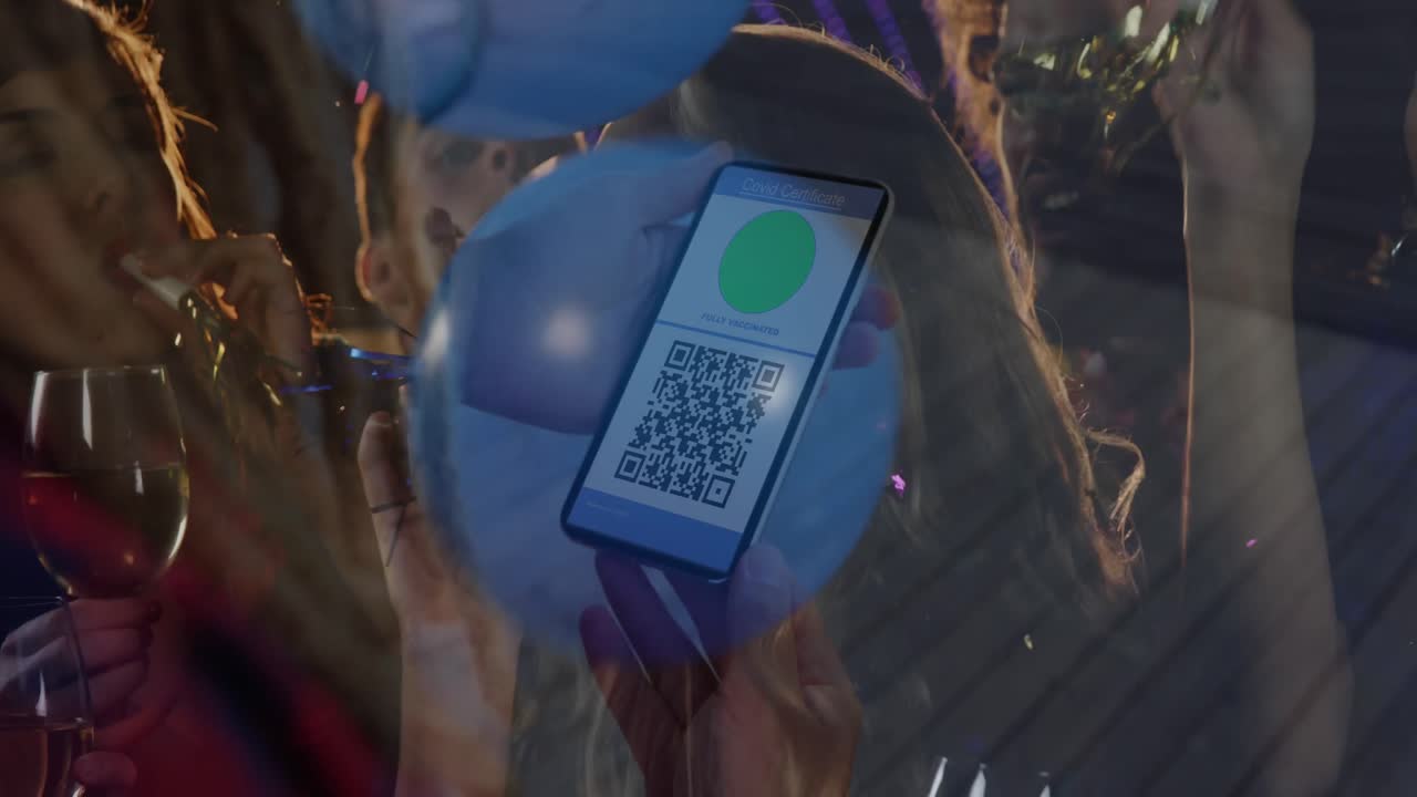 animación de un hombre con un teléfono inteligente con pasaporte de vacunación contra la covid-19 sobre personas que se divierten