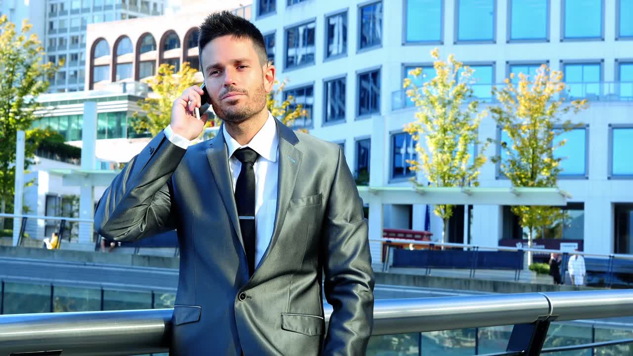 hombre de negocios hablando por teléfono móvil