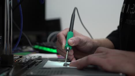 hombre técnico micro dispositivo de soldadura y reparación