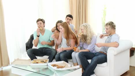 Panorama-of-teens-eating-pizza-at-home