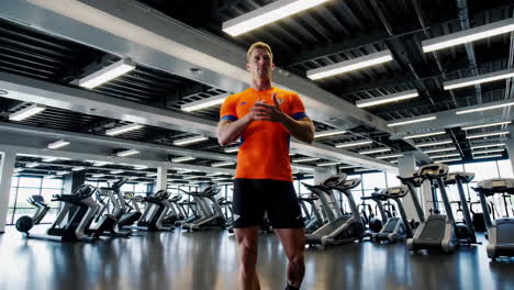 hombre trabajando en un gimnasio