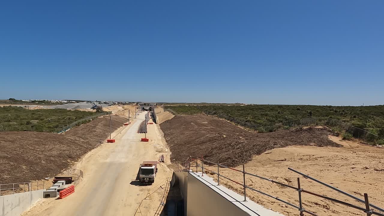 vista de la estación de alkimos vista durante la construcción caminando sobre el puente de la carretera de romeo