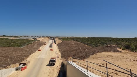 Blick-Auf-Den-Bahnhof-Alkimos,-Gesehen-Während-Der-Bauarbeiten,-Beim-Gehen-über-Die-Romeo-Straßenbrücke