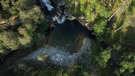 Vista-Aérea-De-Arriba-Hacia-Abajo-Gente-Bañándose-En-Una-Cascada-Rodeada-De-Naturaleza