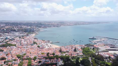 Una-Toma-En-órbita-Del-Centro-De-La-Ciudad-De-Cascais-Y-Las-Principales-Playas-De-Portugal