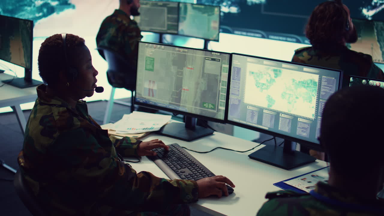 una mujer oficial del ejército opera con imágenes de vigilancia gps para recopilar información.