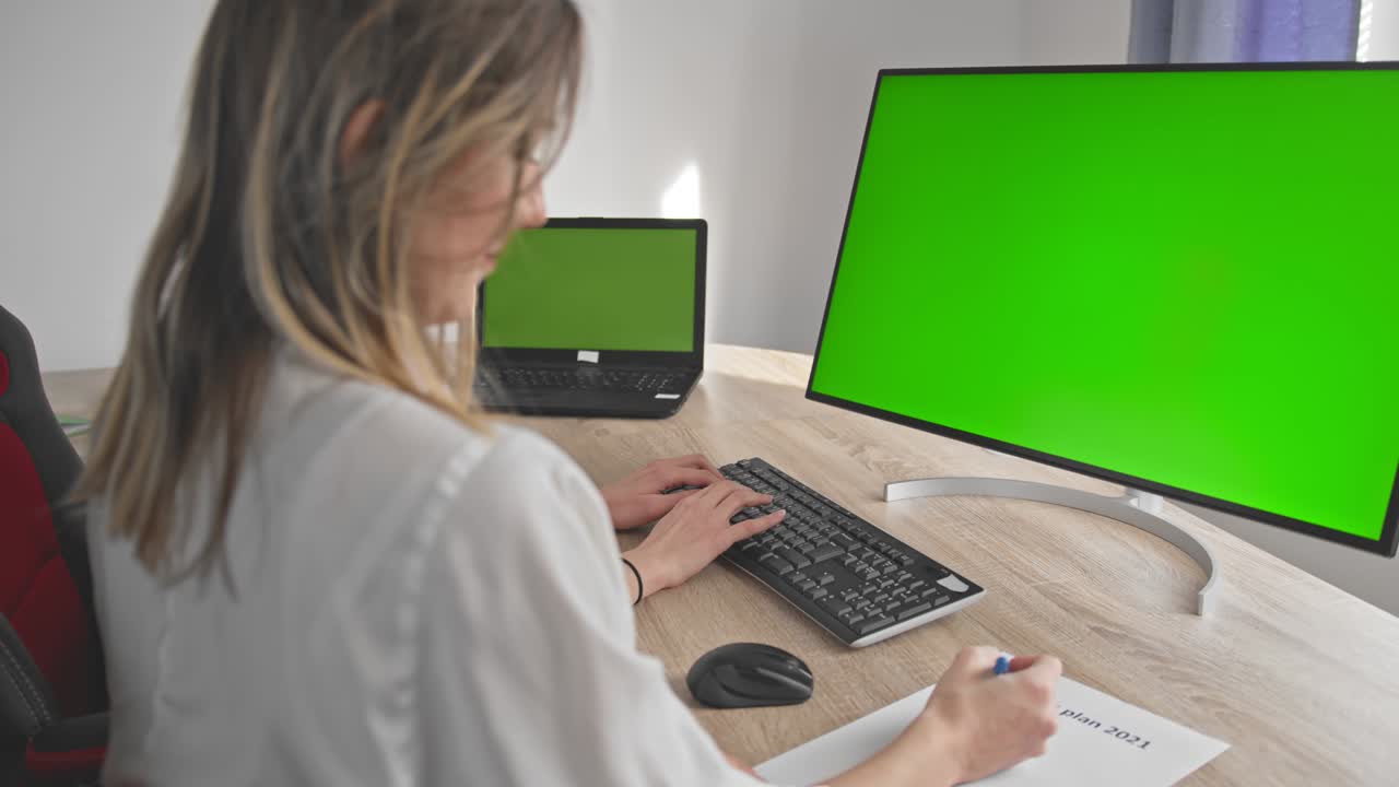 dos mujeres de negocios trabajan en la oficina en casa durante la cuarentena.