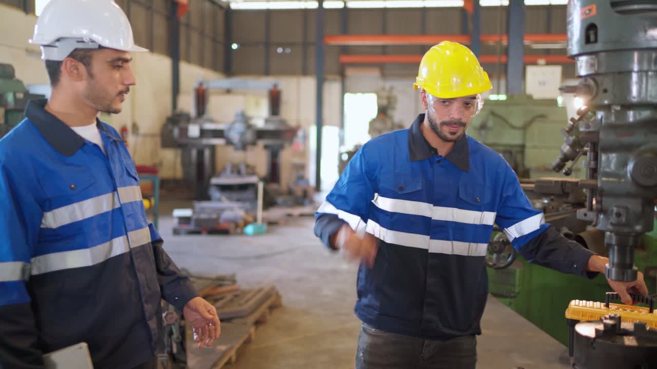 ingeniero caminando en la línea de producción y pedirle a un amigo que vuelva a casa. terminar el trabajo a tiempo. usar casco de seguridad y gafas para evitar accidentes. concepto industrial, de mantenimiento y tecnología