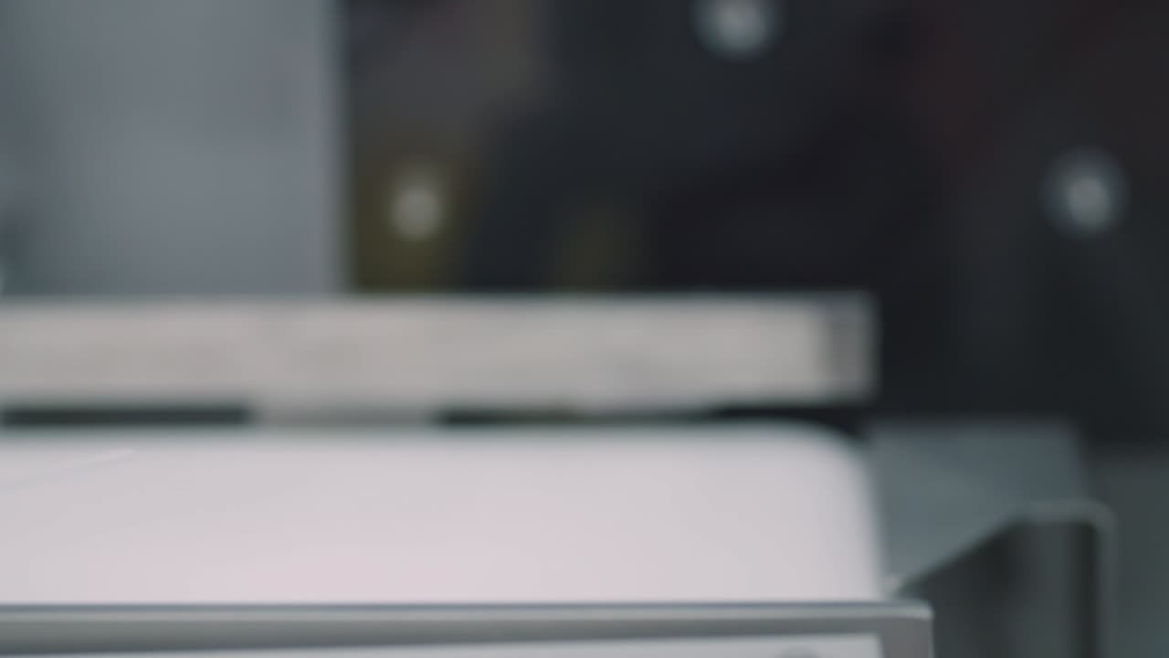 Een close-up van een robotarm in een productielijn