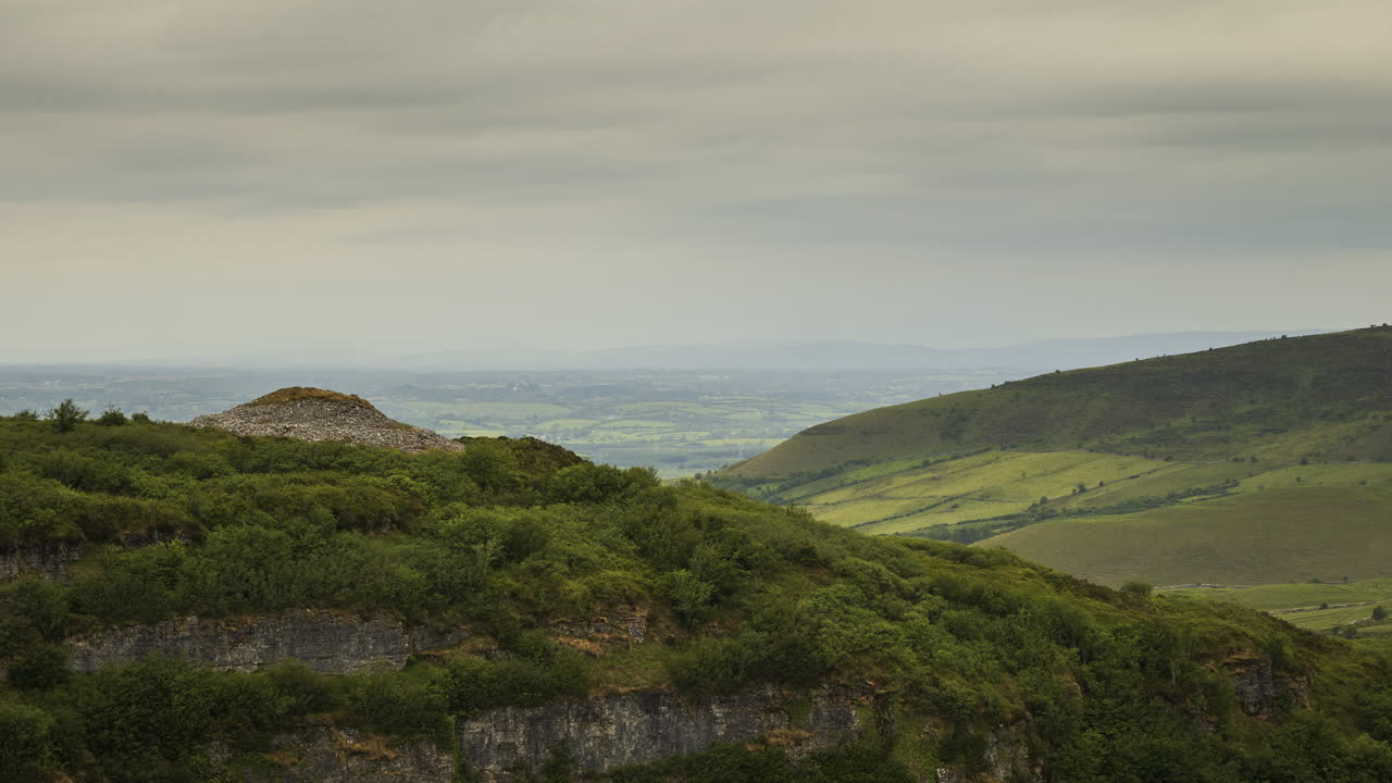 아일랜드에서 낮 동안 농촌 농업 자연 풍경의 시간 경과