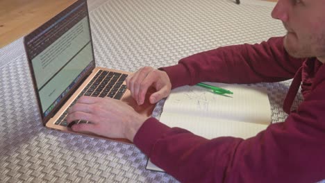 un estudiante universitario trabaja rápidamente en su computadora portátil para terminar su proyecto antes de que comience la clase