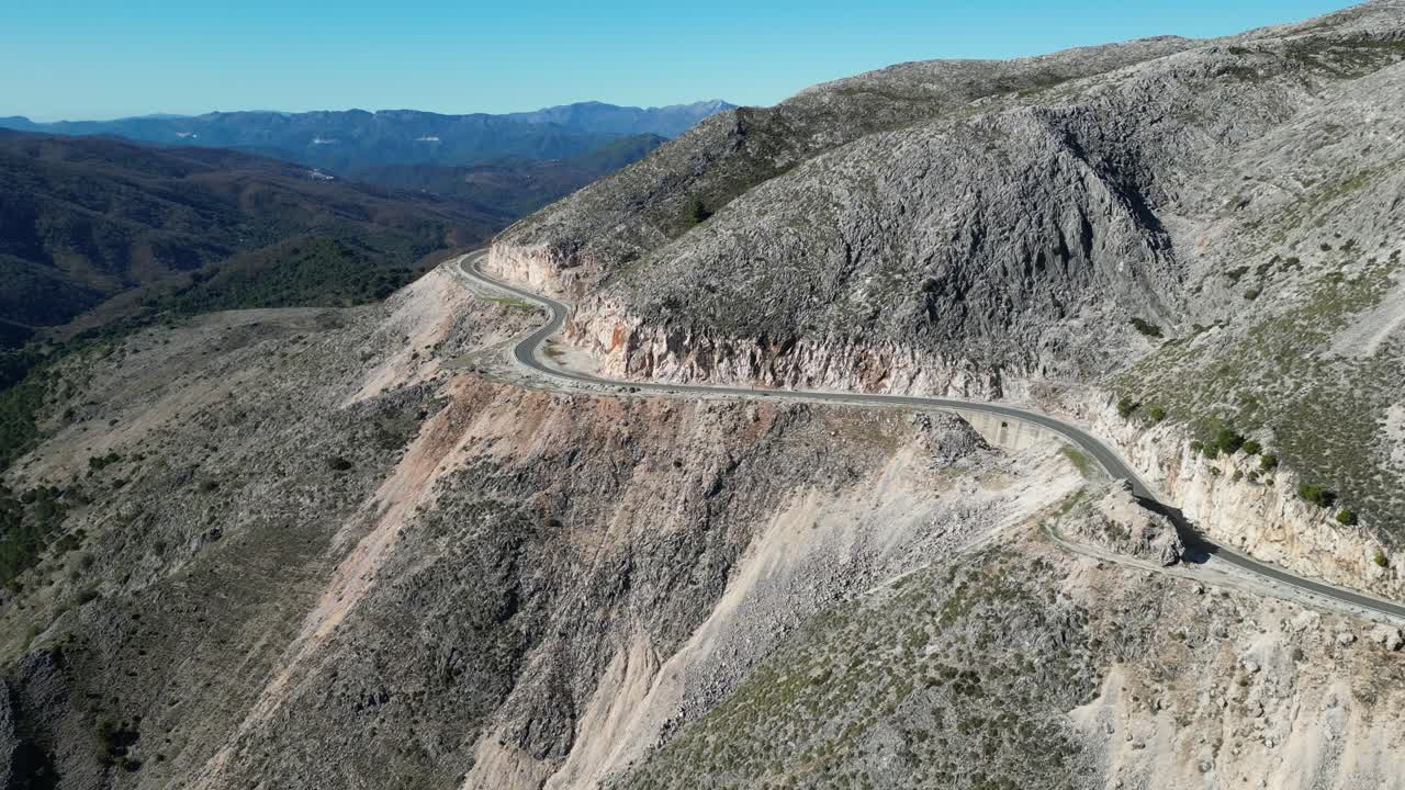 ruta panorámica de marbella a ronda a través de las montañas de andalucía, españa - aérea
