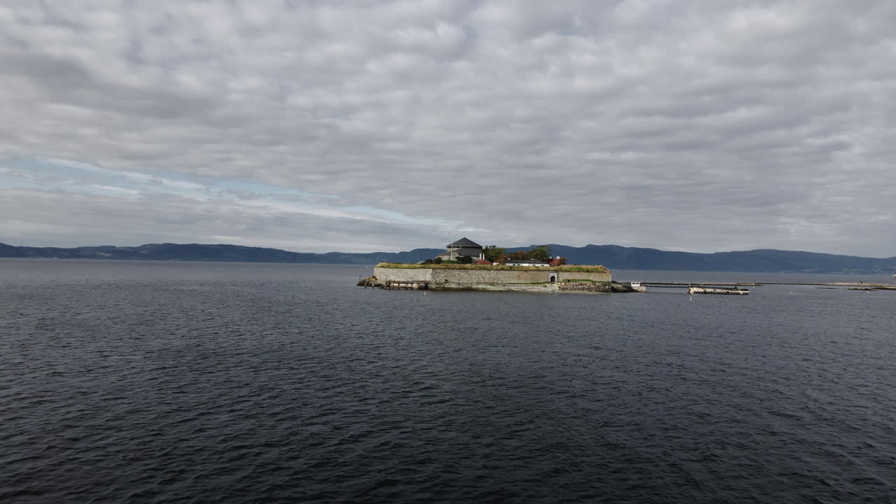 остров мункхольмен, расположенный в тронхеймском фьорде недалеко от норвежского города тронхейм - съемка с беспилотного летательного аппарата