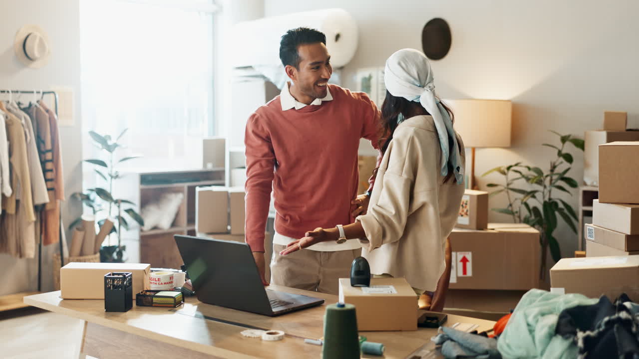 personas creativas, computadora portátil y alto cinco en pequeño